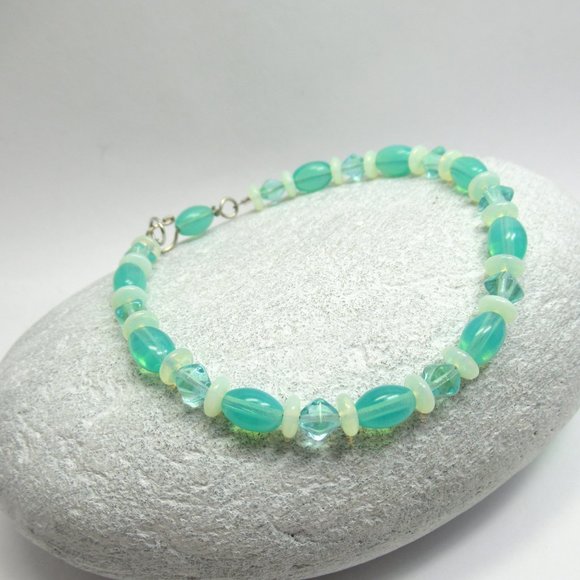 Uranium glass bead bracelet - Picture 2 of 16